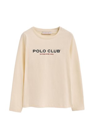 Camiseta de manga larga color crema, hecha de algodón, con cuello redondo y con la impresión "POLO CLUB ESTABLISHED 2012" en azul marino y rojo.