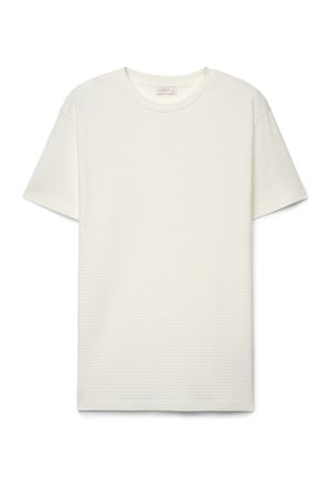 Schlichtes weißes T-Shirt mit kurzen Ärmeln, dezenten horizontalen Strukturstreifen und rundem Ausschnitt, flach auf einem weißen Hintergrund liegend.