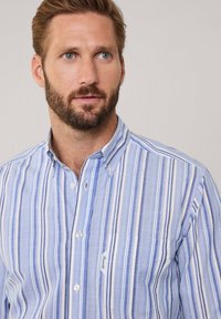 Camicia a righe button-down in azzurro chiaro e bianco, con tasca dotata di etichetta, in materiale di cotone e design con colletto.