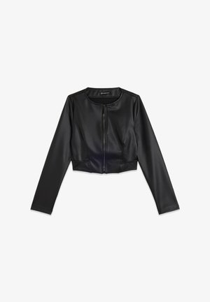 Giacca nera in pelle sintetica tagliata, con maniche lunghe e chiusura frontale con zip, posata su uno sfondo bianco.