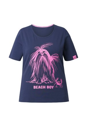 T-shirt blu navy con grafica rosa di un cane a pelo lungo e granchio, testo "BEACH BOY" sotto l'illustrazione.