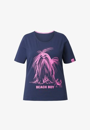 Navyblauwe T-shirt met roze afbeelding van een langharige hond en een krab, tekst "BEACH BOY" onder de illustratie.