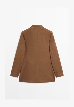 Bruine blazer met een gestructureerd ontwerp, opstaande revers, lange mouwen, rugventilatie en een gladde stoftextuur, weergegeven vanuit de achterkant.