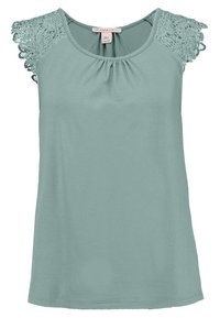 Ljus teal ärmlös topp med rund halsringning, featuring spetsdetaljer på axlarna och rynkor vid halsringningen för extra textur.