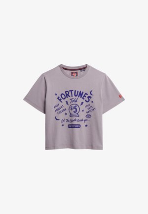 Lyse lilla t-shirt med korte ærmer og rund halsudskæring. Har et grafisk tryk i mørkelilla med mystisk tekst og symboler.