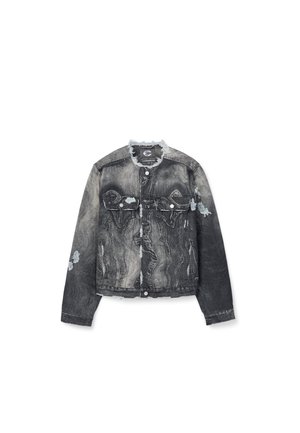 Giacca di jeans sbiadita nera e grigia con dettagli vissuti, chiusura con bottoni, due tasche sul petto e bordi del colletto sfrangiati.