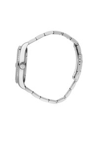 Silverfärgad metallklocka med rektangulärt hölje, slät länkarmband, sidoknappar och en texturerad bezel. Polerad yta med synliga leder.