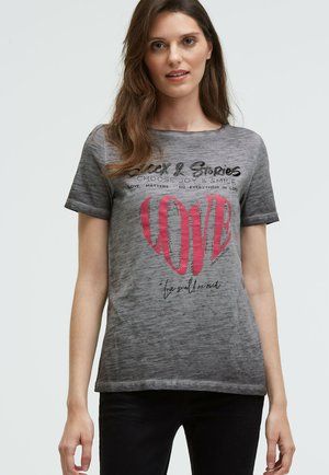 Graues T-Shirt mit kurzen Ärmeln, das ein rosa Herzgrafik mit dem Text "LOVE" und zusätzlichem Druck zeigt. Lässiger Schnitt mit rundem Halsausschnitt.