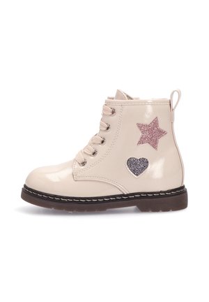 Botines con cordones en brillante cuero sintético beige, con apliques de estrella rosa y corazón plateado, suela marrón texturizada y tirador.