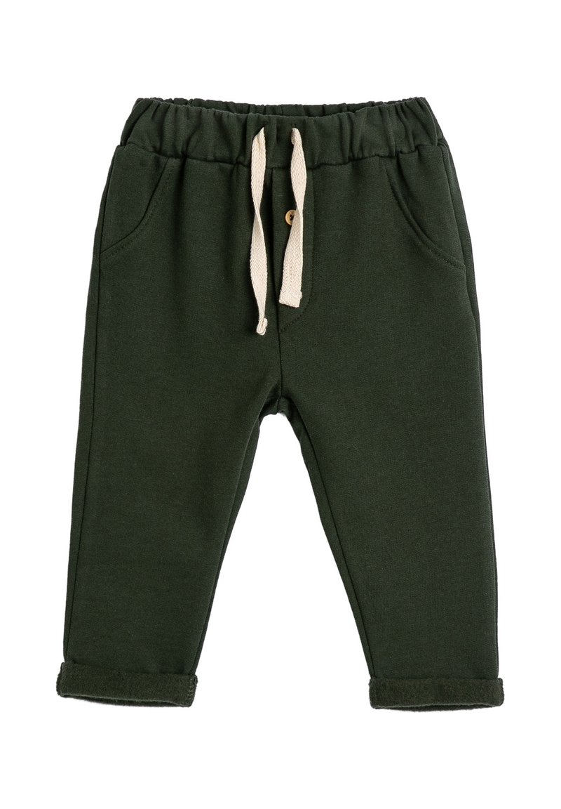 Pantalones de chándal para niño en verde oscuro con cintura elástica, bolsillos frontales, cordones beige y puños doblados.