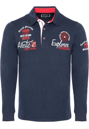Polo a maniche lunghe blu navy in cotone, con colletto, dettagli rossi e testo e grafiche ricamate sul petto e sulle maniche.
