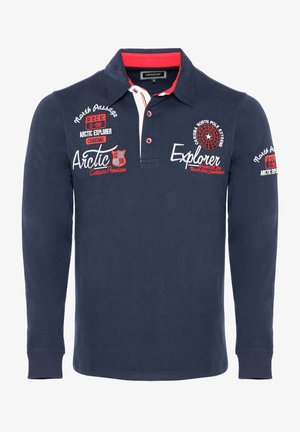 Polo a maniche lunghe blu navy in cotone, con colletto, dettagli rossi e testo e grafiche ricamate sul petto e sulle maniche.