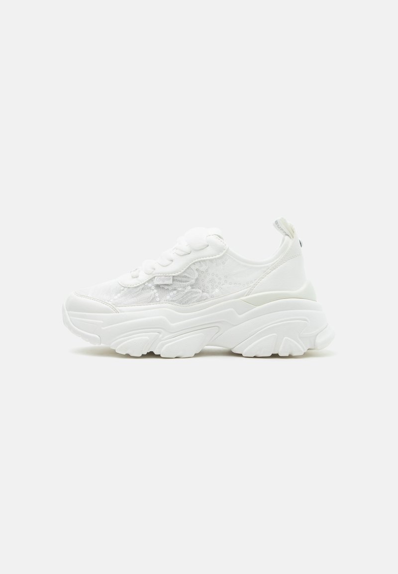 Baskets blanches épaisses avec lacets sur le devant, panneaux latéraux en mesh floral et semelle épaisse sculptée, vues de profil gauche sur fond uni.