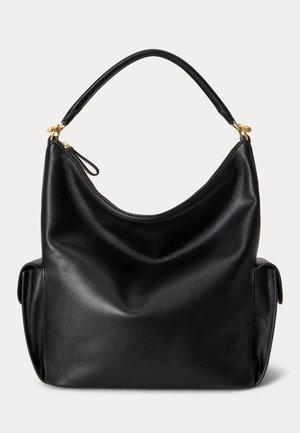 Borsa a spalla in pelle nera con manico arrotondato, cerniere dorate e tasche laterali su sfondo neutro.