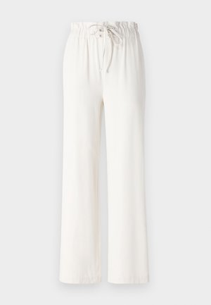 Białe spodnie w szerokim kroju wykonane z miękkiego materiału, z elastycznym paskiem w talii i gładką fakturą. Brak widocznych wzorów lub ozdób.