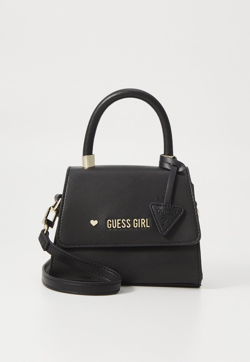 Čierna kabelka z umelého kože s pevnou konštrukciou, horným uchom, odnímateľným ramenným popruhom a zlatými akcentmi s nápisom "GUESS GIRL".