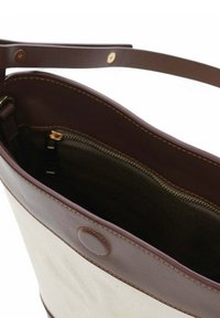 Leinenhandtasche mit braunen Lederdetails, runder Magnetverschluss und einer inneren Reißverschlusstasche. Verfügt über Kontrastnähte und ein geräumiges Inneres.