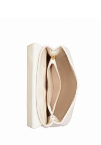 Pochette en cuir blanc avec une texture lisse, comportant un compartiment central zippé, et un design minimaliste avec des accents en métal doré.