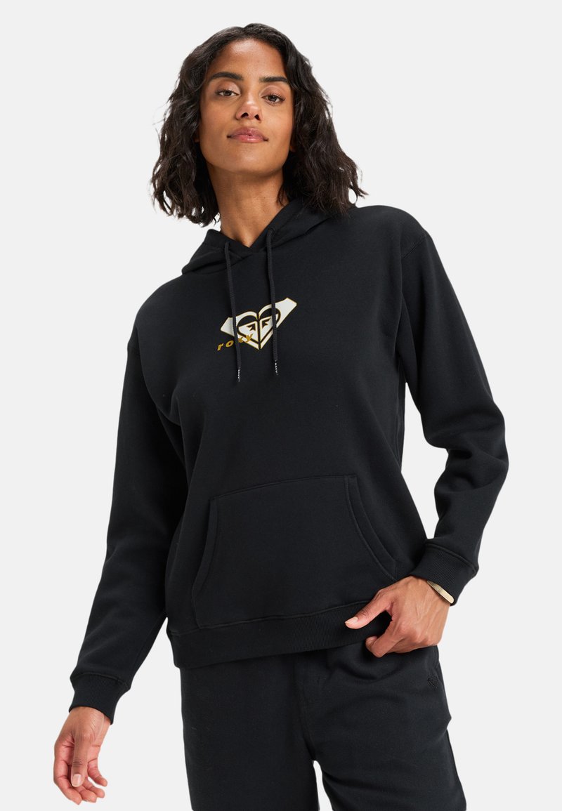 Sudadera negra hecha de un material suave, con un bolsillo frontal, capucha ajustable con cordón y un diseño de logo dorado en el pecho.