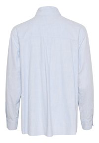 Lysblå langærmet skjorte med en blød tekstur, standard krave, rygsøm og knapmanchetter. Simpelt, diskret design.