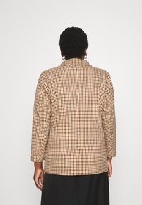 ONLY Carmakoma CARDITA CHECK - Blazer - semolina/tortoise shell