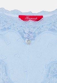 Hellblaues Kleidungsstück mit Spitzenbesatz, einem kleinen Bogen und einer Knopföffnung, versehen mit strukturierten Mustern auf dem Stoff.