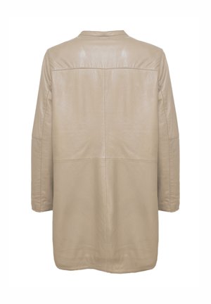 Beige nahkatakki, jossa on suloinen, kiiltävä pinta, minimalistinen muotoilu, pitkät hihat ja suora leikkaus. Takana näkyvät saumat.