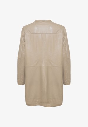 Beige læderfrakke med en glat, blank tekstur, der har et minimalistisk design, lange ærmer og en lige pasform. Synlige sømdetaljer på ryggen.