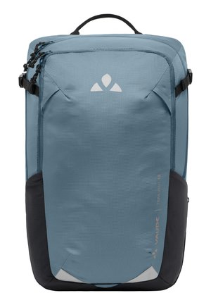 Blauw stoffen rugzak met een gestructureerd oppervlak, voorzien van zwarte accenten, dubbele ritsen, een handvat bovenop en een logo op de voorkant.