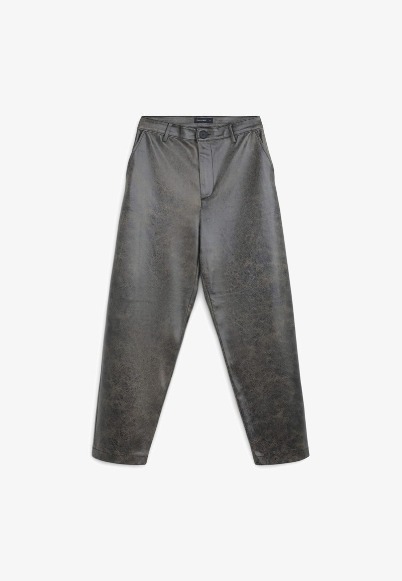 Pantalon en simili cuir gris avec une coupe décontractée, incluant une fermeture à bouton, deux poches avant et des détails texturés subtils.