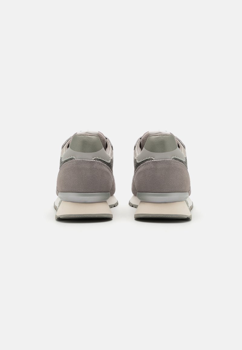 Sneaker in suede grigio con suola in un grigio chiaro e crema a contrasto, caratterizzate da una punta rotonda e una superficie liscia. Design minimalista, senza motivi.