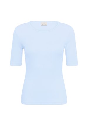 Lyseblå kortærmet ribstrikket top med rund halsudskæring og tætsiddende silhuet, vist på en hvid baggrund.