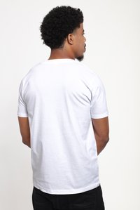 Biały bawełniany t-shirt z krótkimi rękawami, okrągłym dekoltem i gładką fakturą, widziany od tyłu. Brak widocznych wzorów czy logo.