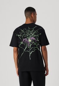 Nike SB TEE SPIDER - Apdrukāts T-krekls - black