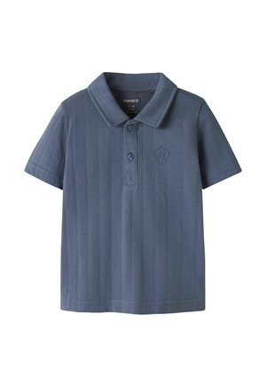 Blauw poloshirt met korte mouwen, twee knopen en een klein geborduurd logo op de linkerborst, ontworpen voor peuters.
