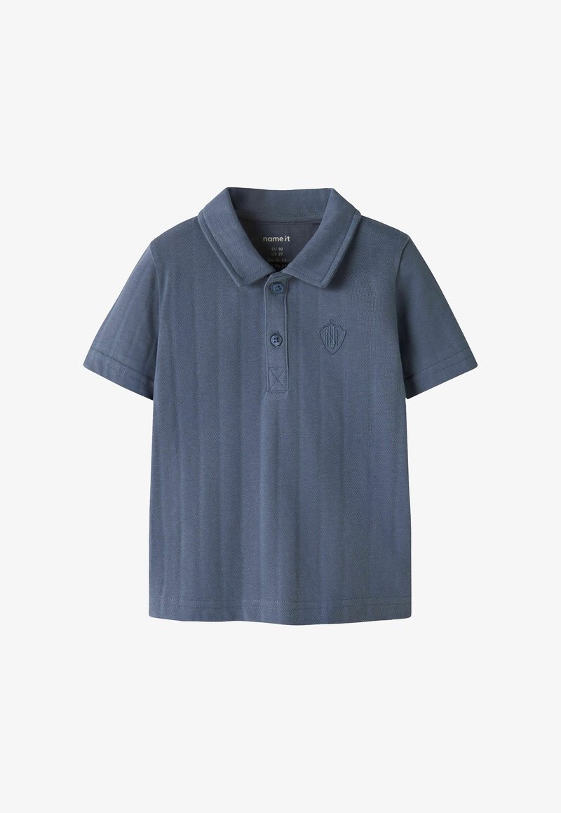 Polo bleu à manches courtes avec deux boutons et petit logo brodé sur le côté gauche de la poitrine, conçu pour les tout-petits.