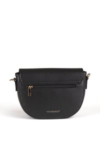 Černá veganská kožená crossbody taška s kulatým tvarem, přední kapsou na zip a pozlaceným kováním. Na přední straně je embosované logo.