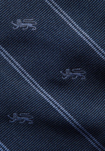 Ciemnoniebieska tkanina z diagonalnym wzorem kratki z jasnoniebieskimi akcentami i haftowanym logo srebrną nicią. Gładka faktura.