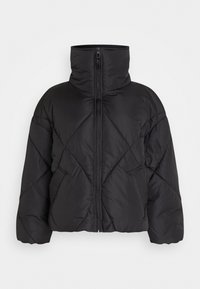 Chaqueta de plumas negra con cuello alto, cremallera frontal y patrón de rombos acolchado. Presenta mangas cortas y una textura suave.
