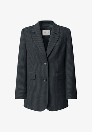 Blazer gris oscuro con rayas finas, solapa con muesca, dos botones, dos bolsillos delanteros y un corte entallado. Textura de tela suave.