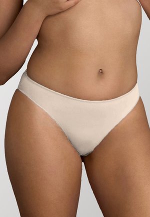 Perizoma in misto cotone beige con texture liscia, vita bassa e copertura minima, progettato per comfort e vestibilità.
