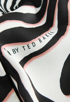 Selyem sál hullámos mintával fekete-fehérben, rózsaszín akcentusokkal, rajta a "BY TED BAKER" felirattal elegáns betűtípussal.