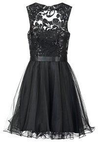 Robe de cocktail noire sans manches avec dentelle florale et sequins sur le corsage, encolure transparente, ceinture en satin à la taille et jupe en tulle.