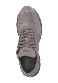 Graue Wildleder-Sneaker mit runder Spitze, gepolstertem Zungenbereich und flachen Schnürsenkeln. Strukturierte Gummisohle und Branding auf der Innensohle.