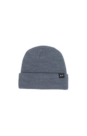Berretto lavorato a maglia grigio con risvolto. Caratterizzato da un motivo testurizzato e un piccolo tag nero con un logo sul lato.