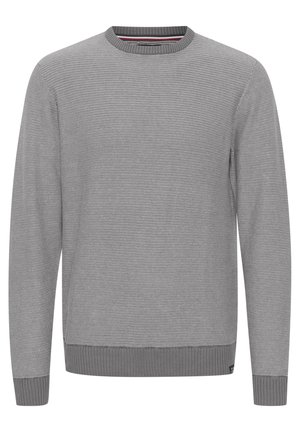 Sivi rebrasti pleteni pulover s okruglim izrezom, dugim rukavima i teksturiranom površinom. Ima kontrastni prugasti detalj na ovratniku.