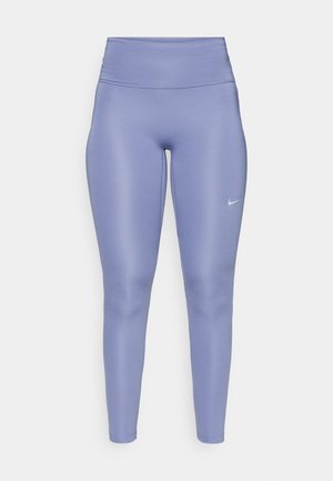 Leggings a vita alta in tessuto viola chiaro, caratterizzati da una texture liscia e un piccolo logo bianco Nike sul lato sinistro.