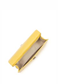 Clutch in pelle gialla con finitura lucida, forma rettangolare e chiusura a scatto singola. L'interno presenta una fodera beige senza scomparti.