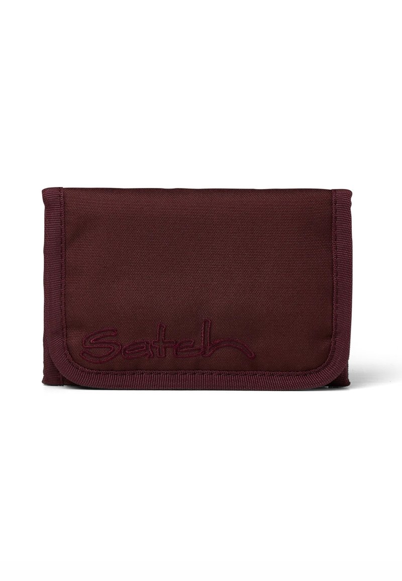 Portefeuille en tissu bordeaux avec le logo "Setch" brodé, présentant une forme rectangulaire compacte, des bords cousus et une surface texturée.