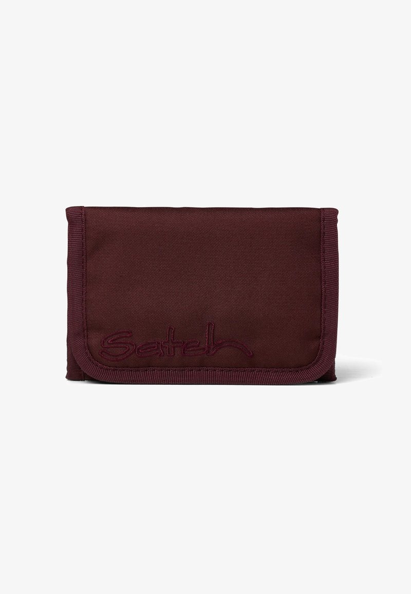 Portefeuille en tissu bordeaux avec le logo "Setch" brodé, présentant une forme rectangulaire compacte, des bords cousus et une surface texturée.